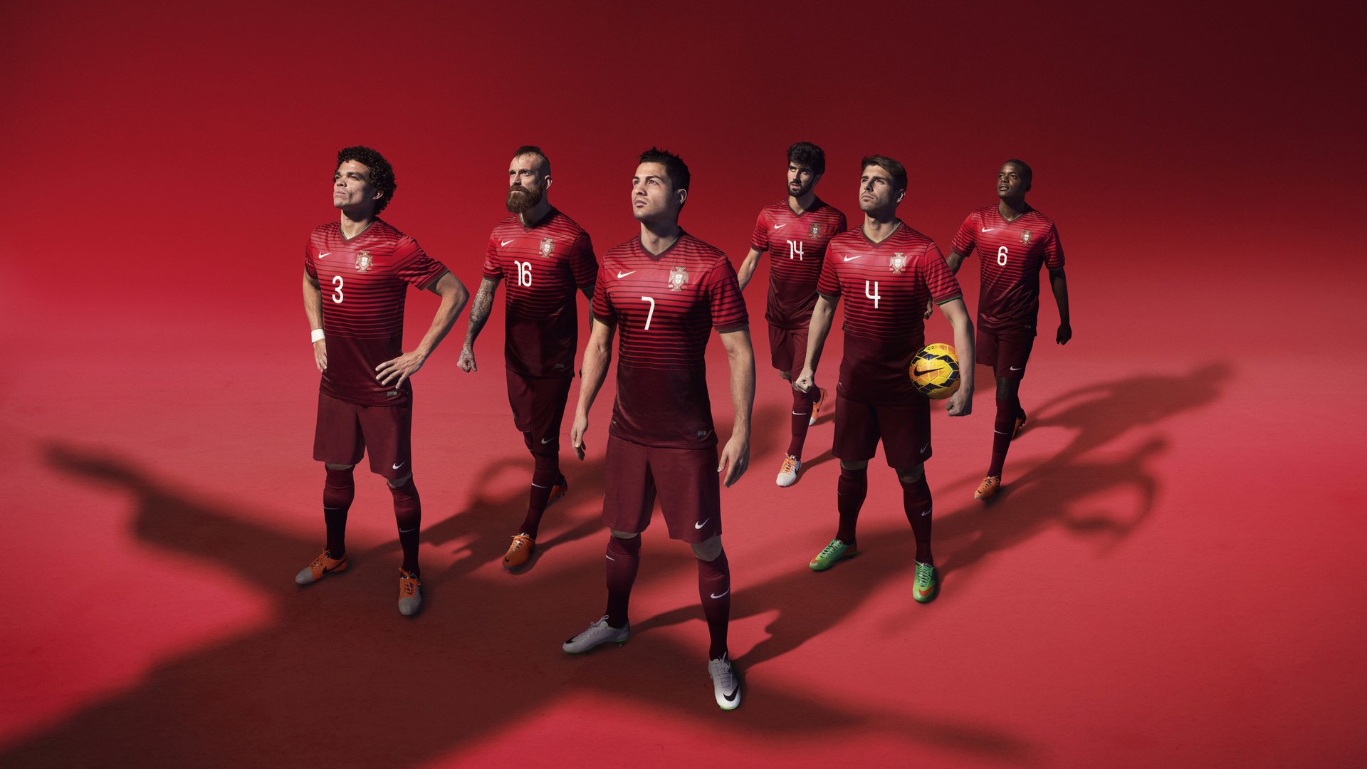 观众们将在足球比赛中看到怎样的精彩表演？，通过观众的表现,体现出足球比赛的激烈这样写的好处